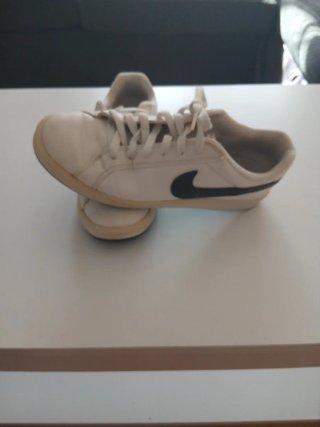 Zapatillas Nike Blancas y Negras