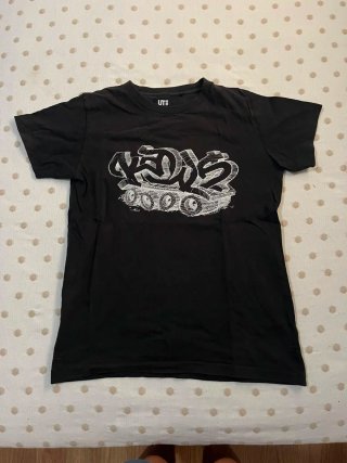 Camiseta Uniqlo Negra Estampado Graffiti
