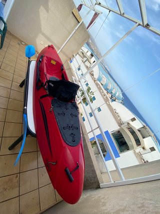 Kayak rojo monoplaza
