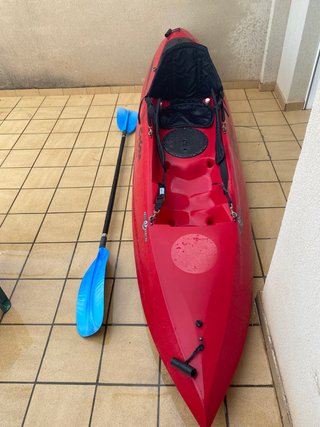 Kayak rojo monoplaza