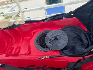 Kayak rojo monoplaza