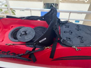 Kayak rojo monoplaza
