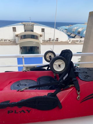 Kayak rojo monoplaza