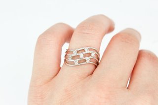 Anillo de oro blanco de 18k. Ref:072-01-00127