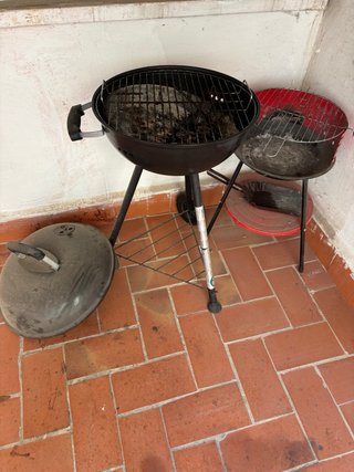 Barbacoa de carbón negra y roja