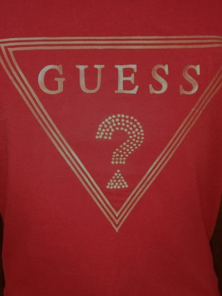 Camiseta Guess Roja con Triángulo Brillante