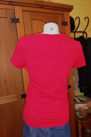Camiseta Guess Roja con Triángulo Brillante
