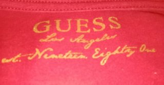 Camiseta Guess Roja con Triángulo Brillante