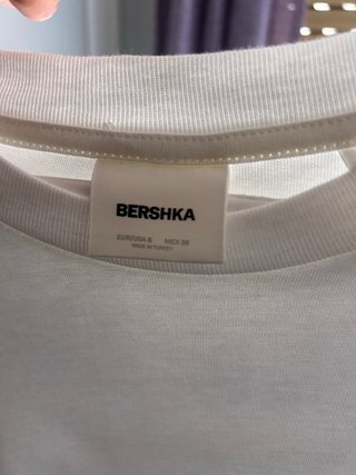 Camiseta Blanca Bershka con Estampado Azul