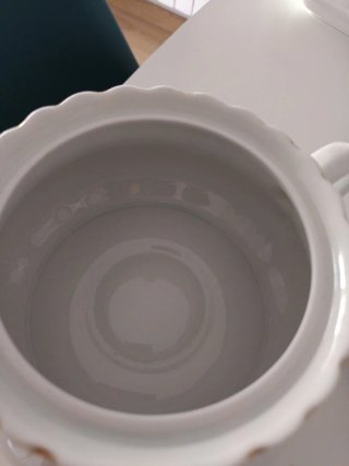 Sopera de porcelana blanca y lechera