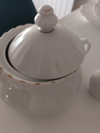 Sopera de porcelana blanca y lechera