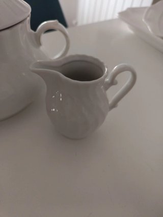 Sopera de porcelana blanca y lechera