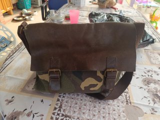 Bolso de piel y camuflaje
