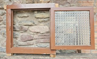 Marco de ventana de madera con cristal