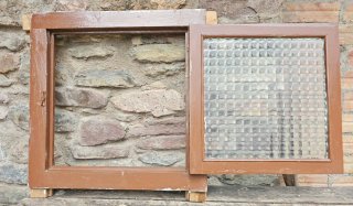 Marco de ventana de madera con cristal