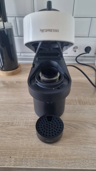 Cafetera Nespresso Beige y Negra