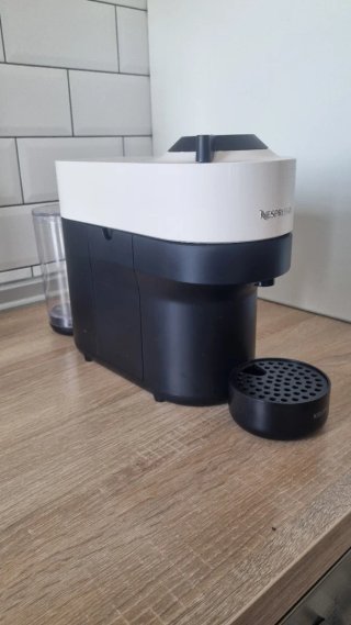 Cafetera Nespresso Beige y Negra