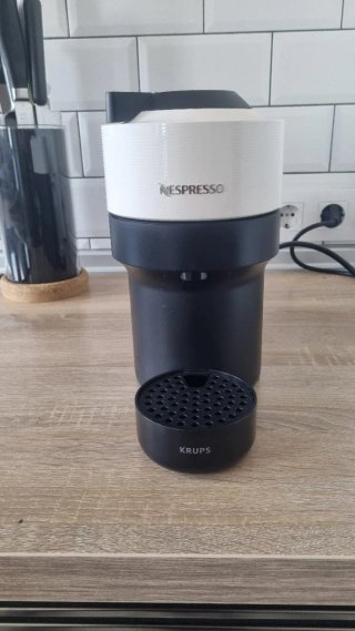 Cafetera Nespresso Beige y Negra