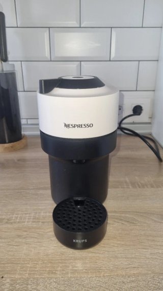 Cafetera Nespresso Beige y Negra