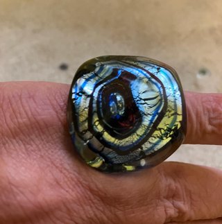 Anello in vetro decorato