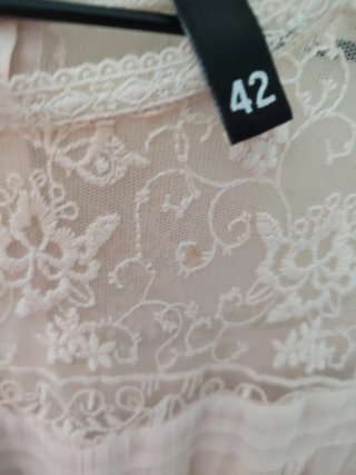 Blusa rosa con encaje