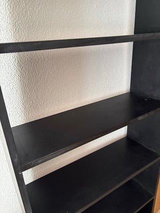 Estantería negra de madera