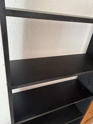 Estantería negra de madera