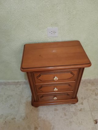 Mesita de noche de madera