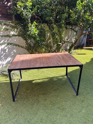 Mesa de comedor de madera y metal