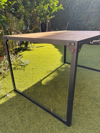Mesa de comedor de madera y metal