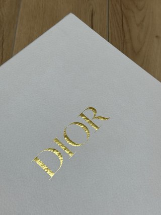 Caja ropas/ bolso Dior blanca y oro