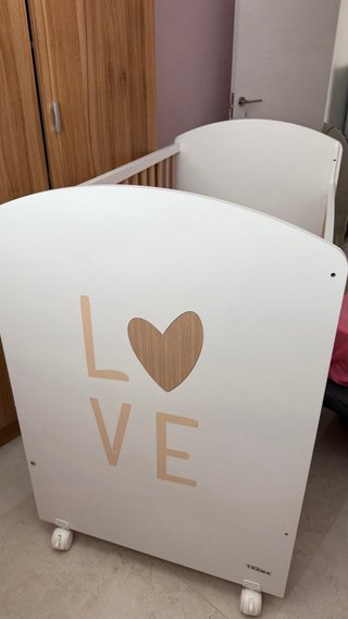 Cuna de bebé blanca con diseño LOVE