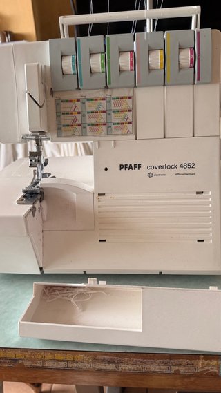 Máquina Pfaff Coverlock 4852