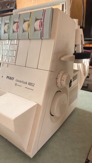 Máquina Pfaff Coverlock 4852