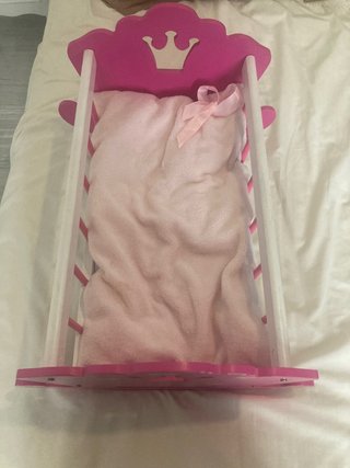 Cuna para muñeca con mantita