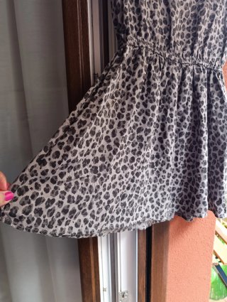 Vestido estampado leopardo con hombros descubierto