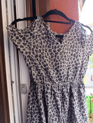 Vestido estampado leopardo con hombros descubierto