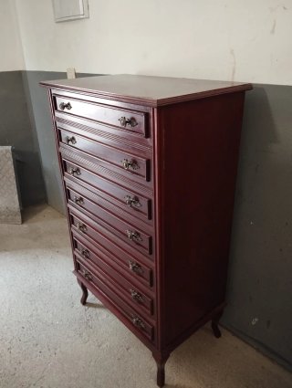Cómoda de madera con tiradores dorados