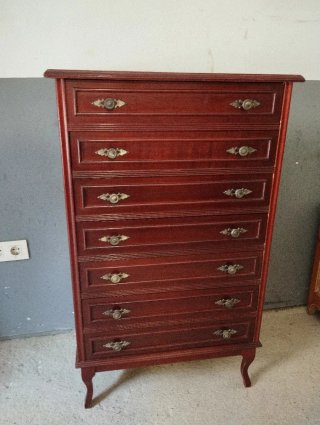Cómoda de madera con tiradores dorados