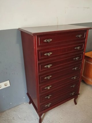 Cómoda de madera con tiradores dorados
