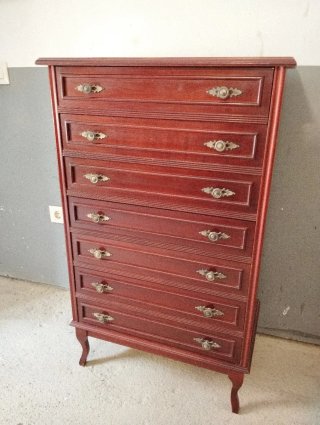 Cómoda de madera con tiradores dorados
