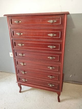 Cómoda de madera con tiradores dorados