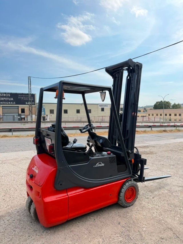 Carretilla elevadora Linde E16C matrículada