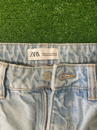 Pantalón vaquero largo con rotos.