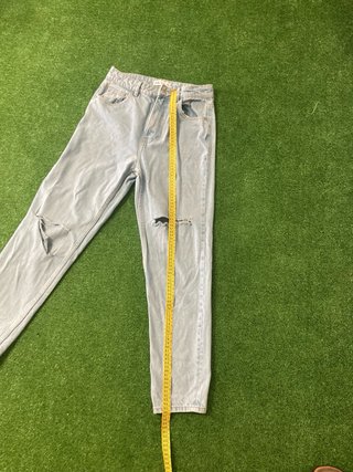 Pantalón vaquero largo con rotos.