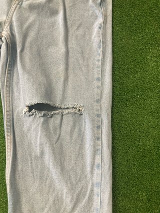 Pantalón vaquero largo con rotos.