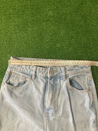 Pantalón vaquero largo con rotos.