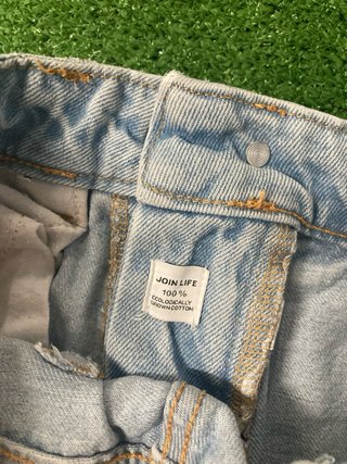 Pantalón vaquero largo con rotos.