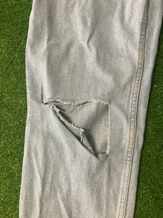 Pantalón vaquero largo con rotos.