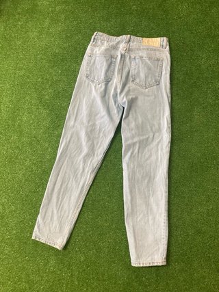 Pantalón vaquero largo con rotos.